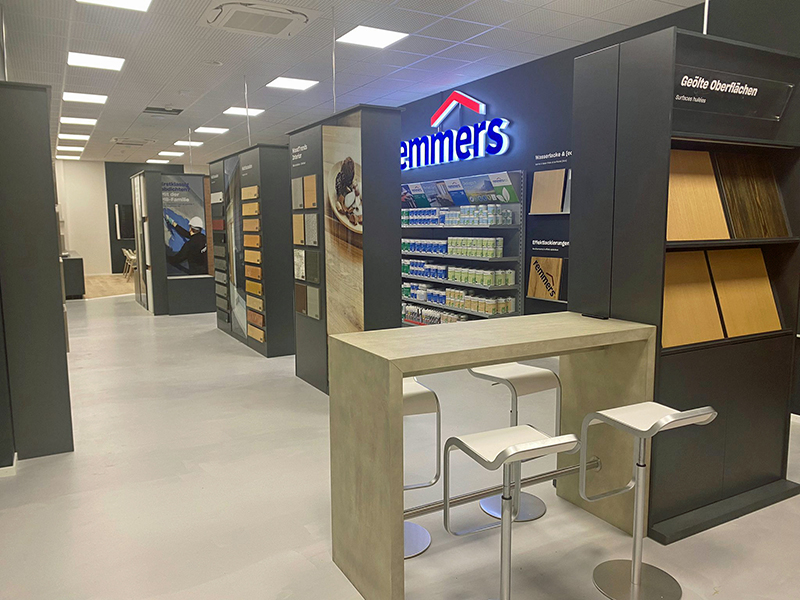 Im modernen Showroom können sich Besucher über die aktuellen Trends und Produktlösungen rund um Bautenschutz, Holzschutz und Bodenschutz informieren. Foto: © Remmers, Schweiz