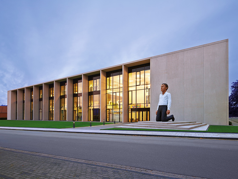 Das Hörmann Forum, Ausstellungs- und Schulungszentrum, präsentiert das umfangreiche Produktportfolio des Tor- und Türherstellers und bietet Raum für vielfältige Schulungen, Seminare und Veranstaltungen. Foto: © Hörmann