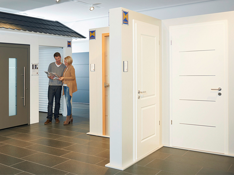 Neben der Produktausstellung gibt es eine ins Forum integrierte Händlerausstellung, die das vielfältige Angebot an Verkaufsförderungsartikeln von Hörmann für Fachpartner zeigt. Foto: © Hörmann