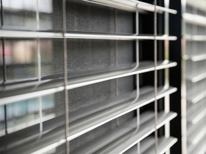 Sonnenschutz und Insektenschutz in Kombination: Hinter dem Raffstore liegt ein Insektenschutz-Rollo. Foto: © Schlotterer