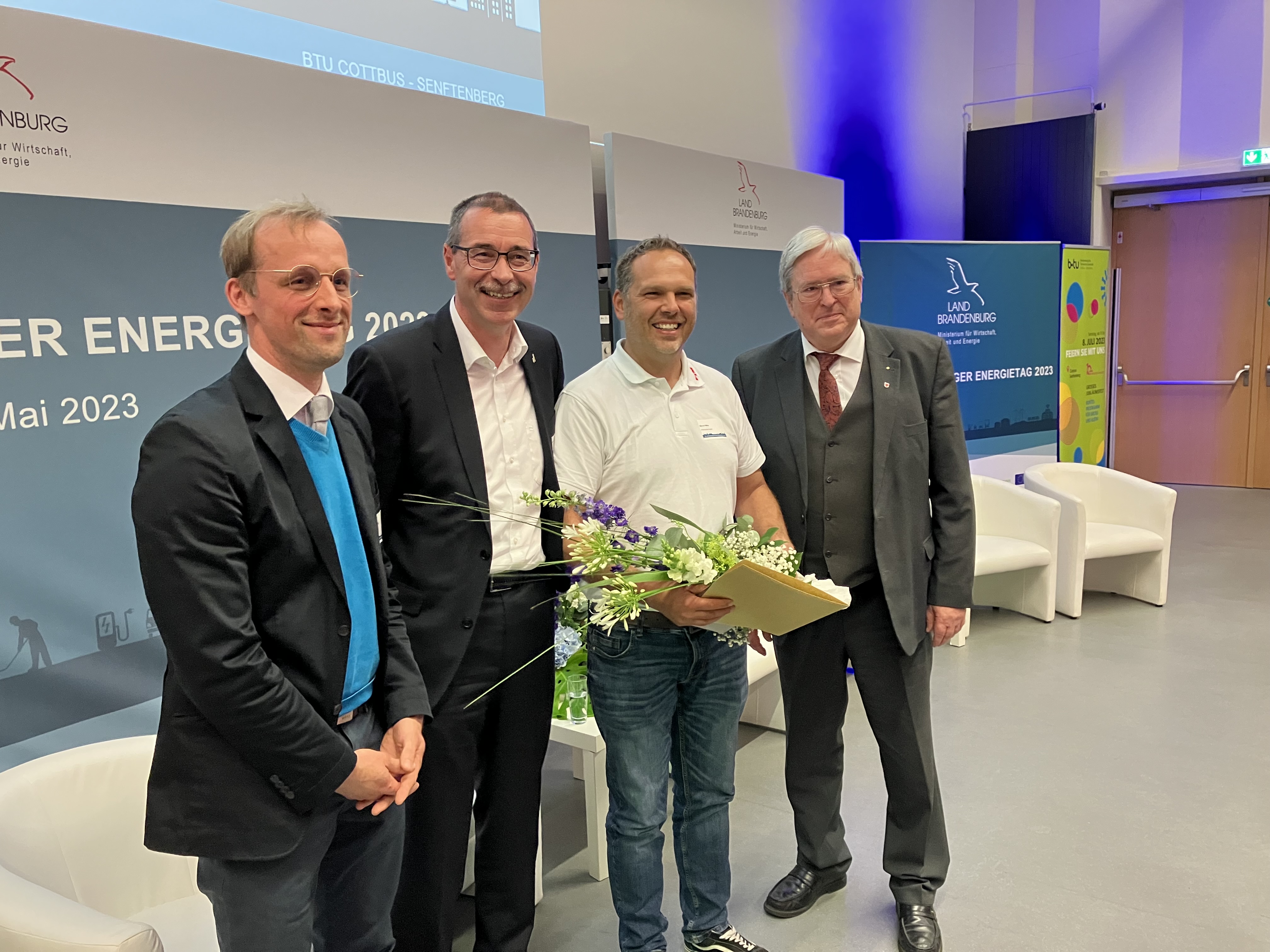 Wirtschaftsminister Prof.Dr. Jörg Steinbach, Marcel Mika, Thoralf Uebach (VKU), Prof. Dr. Ing. Robert Flassig (Technische Hochschule Brandenburg) (vrnl). Foto: © EnEff-Preis_BB_Aust_HwK-Potsdam