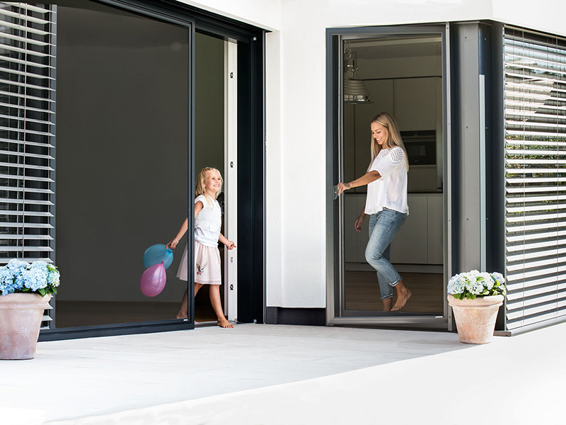 Passende Insektenschutz-Lösungen gibt es für jede Gebäudeöffnung, hier zum Beispiel als Schieberahmen und Drehrahmen. Foto: © Schlotterer