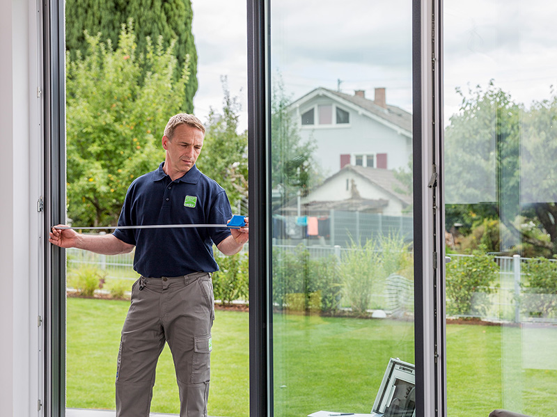 Wer sicheren und dauerhaften Insektenschutz will, sollte bei Planung und Ausführung auf einen Fachbetrieb zurückgreifen. Foto: © Neher