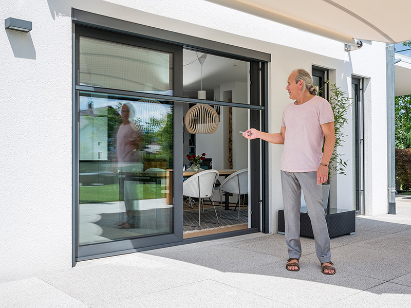 Natürlich sind Insektenschutzrollos auch motorisierbar und bequem per Fernsteuerung zu bedienen. Foto: © Neher