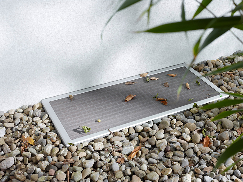 Lichtschachtabdeckung aus Metallgewebe mit passgenau gefertigtem Aluminiumrahmen. Foto: © Neher