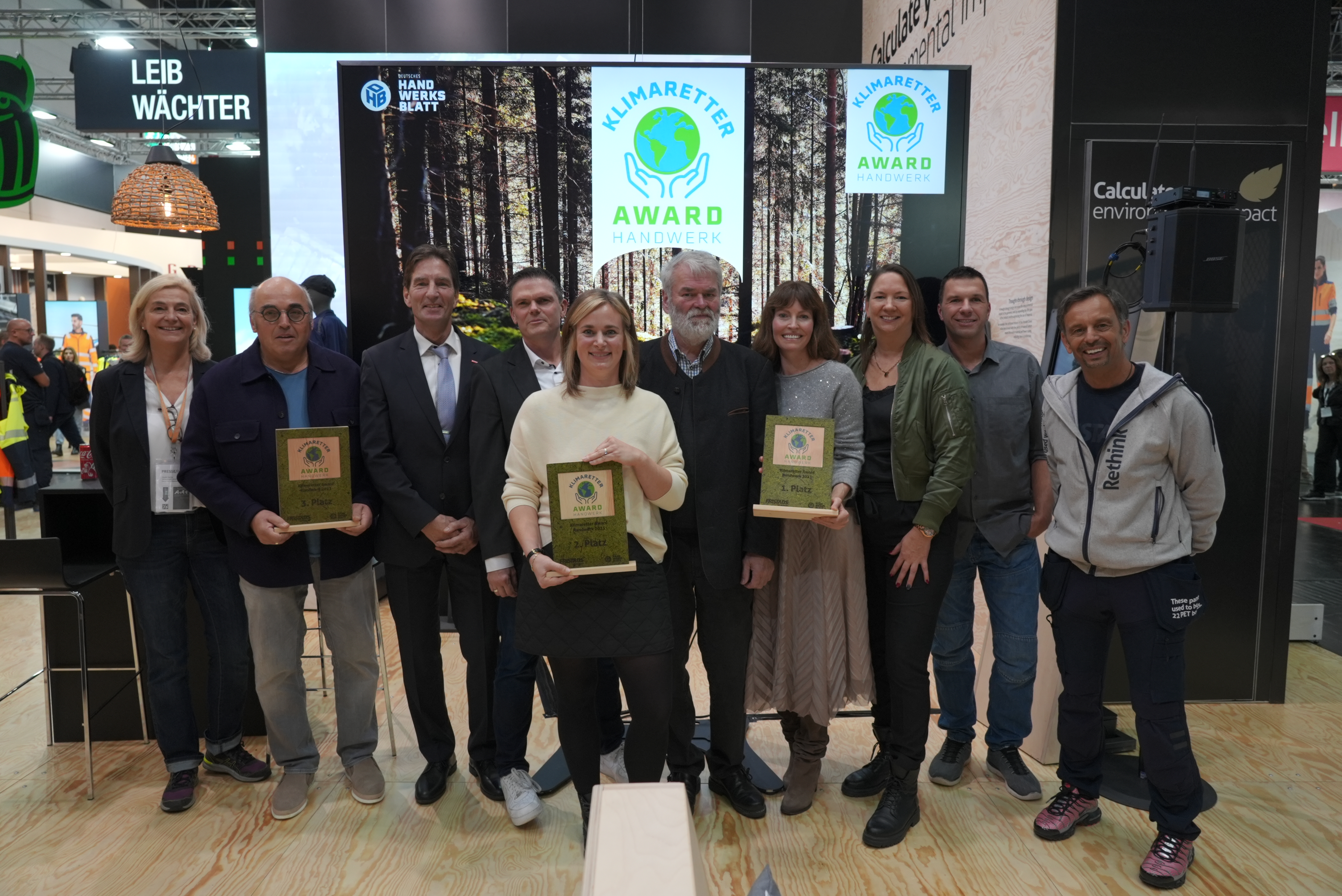 Das Siegerfoto mit allen Beteiligten (v.l.n.r.): Claudia Stemick, Manfred Verweyen, Dr. Klaus Landrath, Ralf Pimiskern, Mareike Eckhardt, Rudolf Meier, Christina Meier, Tina Berger, Andreas Berger und Thomas Syring. Foto: © Verlagsanstalt Handwerk