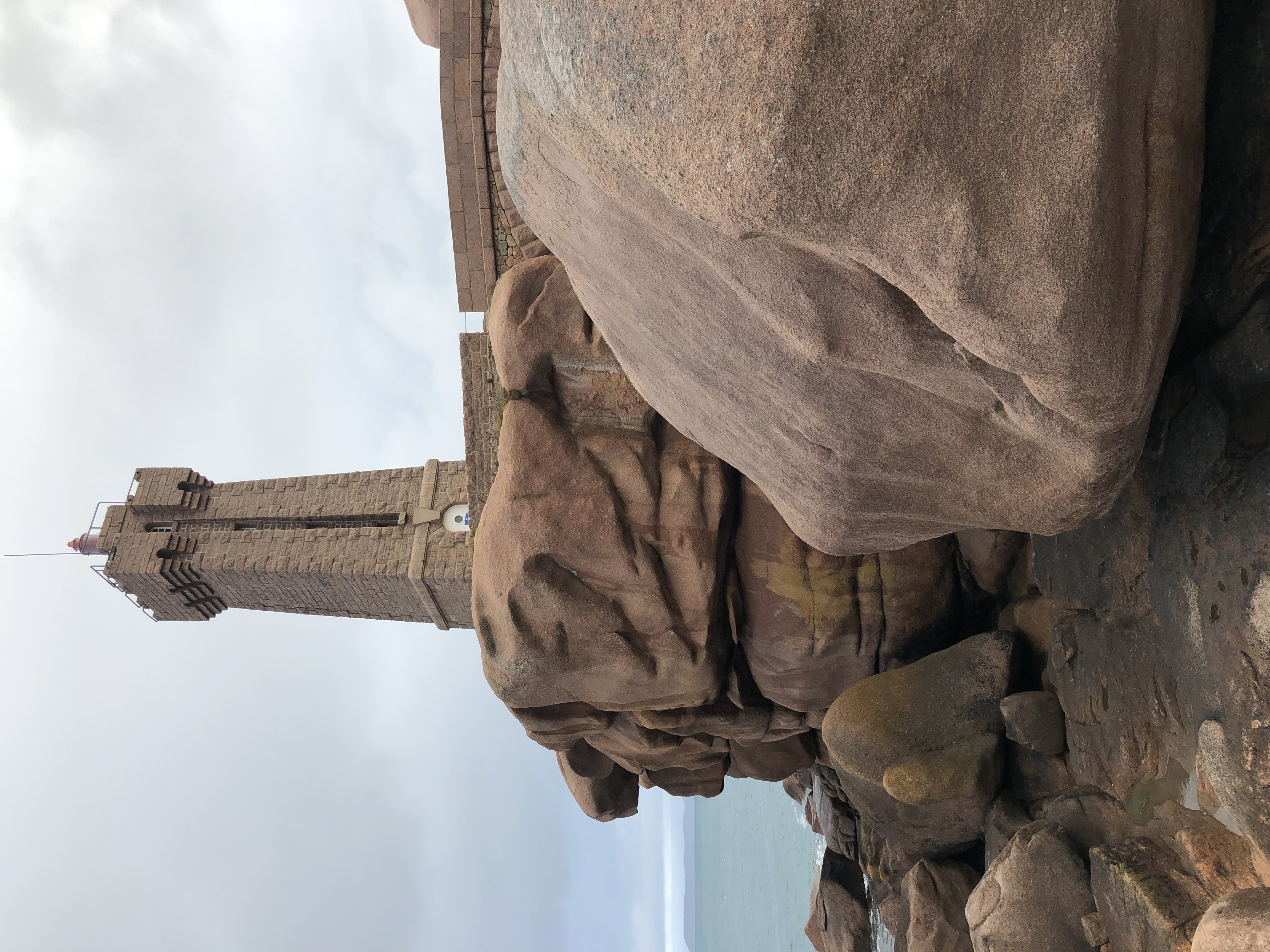 Der Leuchtturm Pahre Ruz an der RoseGranit-K&uuml;ste. Foto: © Emmanuel Berthier