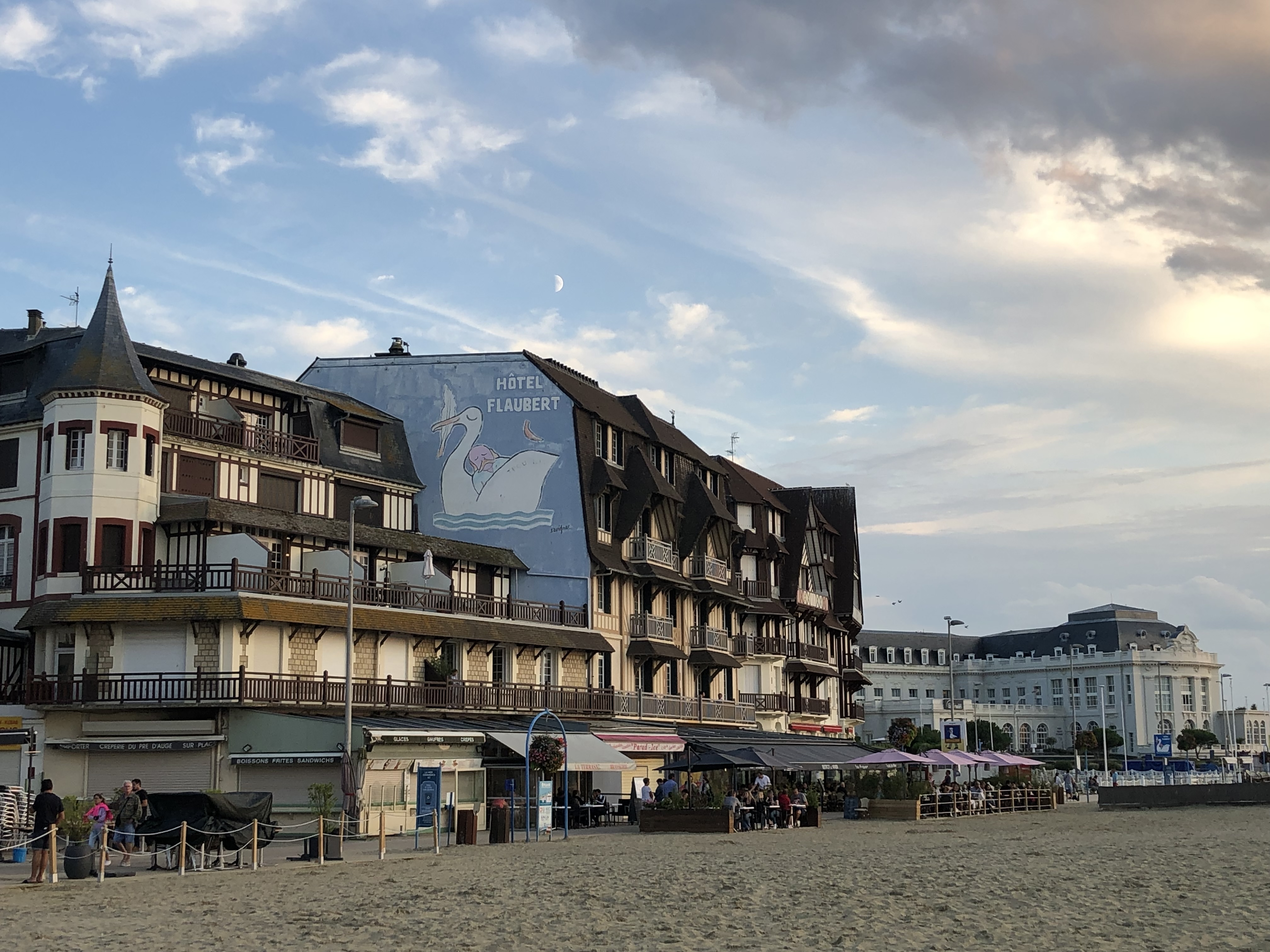 Trouville erinnert an vielen Punkten der Stadt an den Schriftsteller Gustave Flaubert. Direkt an der K&uuml;ste befindet sich das gleichnamig Hotel. Foto: © DHB