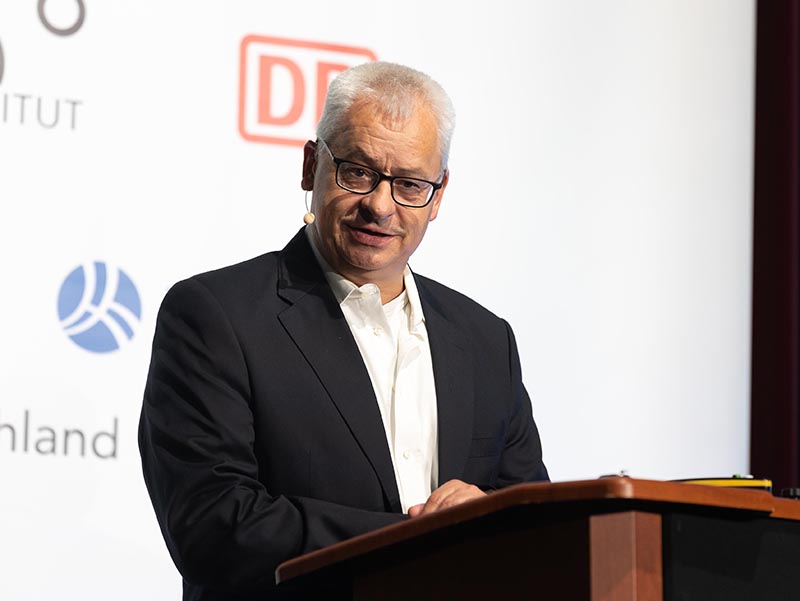 Professor Joaquín Díaz, Dekan des Fachbereichs Bauwesen an der THM Gießen: In den kommenden Jahren werden der breite Einsatz von BIM im GIS-Bereich sowie die Nutzung künstlicher Intelligenz enorm an Bedeutung gewinnen. Hier werden wir ebenso ansetzen mit unserem nächsten Kongress, dann in der 11. Auflage unseres Erfolgsformats. Foto: © Milton Arias