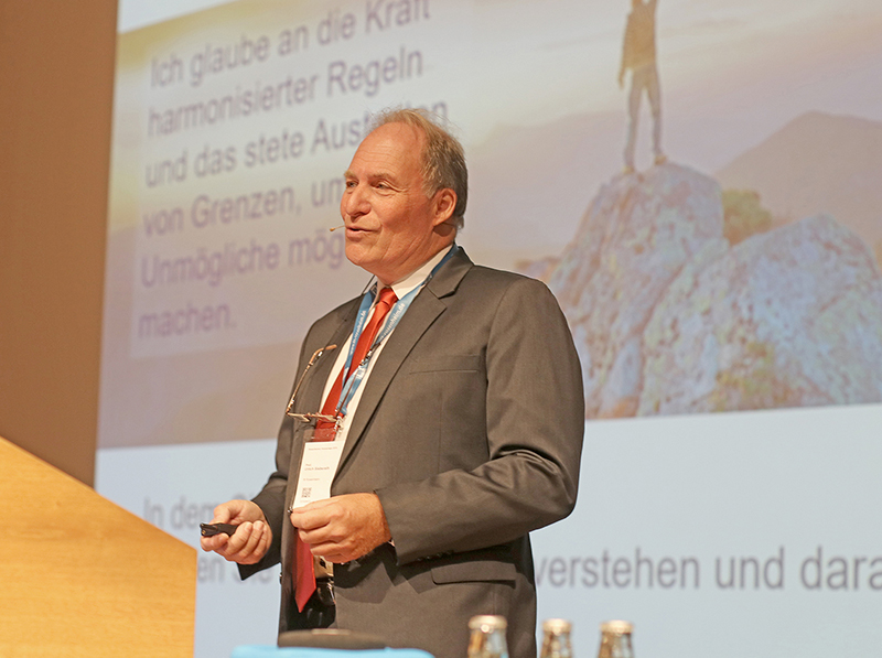 Prof. Ulrich Sieberath eröffnet die Rosenheimer Fenstertage im Jahr 2019 zum letzten Mal in seiner Funktion als Institutsleiter des ift Rosenheim. Foto: © ift Rosenheim