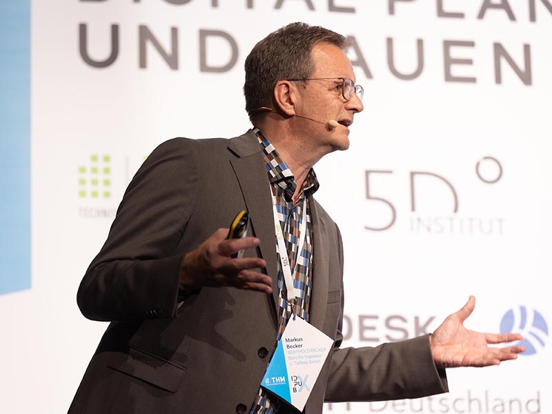 Der charismatische Praxisbericht eines BIM-Enthusiasten und sozial überaus engagierten Mannes: Markus Becker überraschte mit seinem fesselnden Fachvortrag, der weit mehr bot, als der Titel Praxisbericht eines BIM-Managers im kommunalen Verkehrswege- und Leitungstiefbau zuvor vermuten ließ. Foto: © Milton Arias