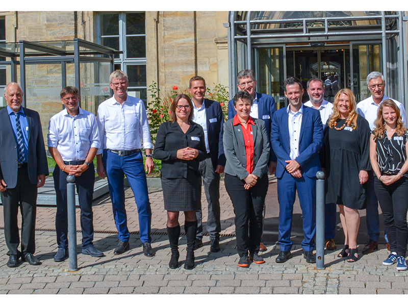 Gastgeber und Vortragende bei den Branchentagen (v.l.): Prof. Hartwig Künzel, Prof. Andreas Holm, Heiner Röhr, Antje Hannig, Achim Gebhart, Antje Proft, Ralf Ertl, Hardy Rüdiger, Guido Müller, Katrin Mees, Dietmar Ahle und Dr. Tina Oertel. (Auf dem Foto fehlen Jörg Ottemeier und Oliver Hartmann.) Foto: © VDPM