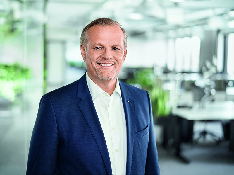 Andreas Engelhardt, persönlich haftender Gesellschafter von Schüco, ist überzeugt: Selbst aus einer globalen Krise wie der aktuellen kann man gestärkt hervorgehen. Für die Schüco Plus Pakete, die zunächst in Deutschland verfügbar und in einem zweiten Schritt auch europaweit eingesetzt werden können, ist jetzt der richtige Zeitpunkt. Foto: © Schüco International KG