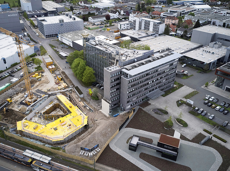 Der Schüco Campus verändert sich kontinuierlich und die Baumaßnahmen für den Schüco One Neubau schreiten gut voran. Foto: © Schüco International KG