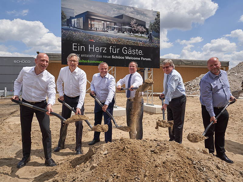 Erster Spatenstich für das Schüco Welcome Forum (v.l).: Prof. Holger Hoffmann von one fine day Architekten, Philipp Neuhaus, Chief Financial Officer (CFO) von Schüco, Andreas Engelhardt, persönlich haftender Gesellschafter von Schüco, Armin Laschet, Ministerpräsident NRW, Dr. Ing. Hinrich Mählmann, persönlich haftender Gesellschafter der Ottto Fuchs KG, Meinerzhagen und Ludwig Fuchs, Gesellschafter der Otto Fuchs Gruppe. Foto: © Schüco International KG