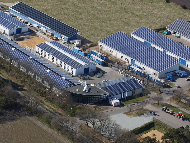 Die Baltic Fenster GmbH am Standort Langenhorn im Ortsteil Mönkebüll in Nordfriesland aus der Luft. Seit fast einem Jahr gehört das Unternehmen nun zur EGE-Unternehmensgruppe – beste Basis für zukünftiges Wachstum. Foto: © Baltic