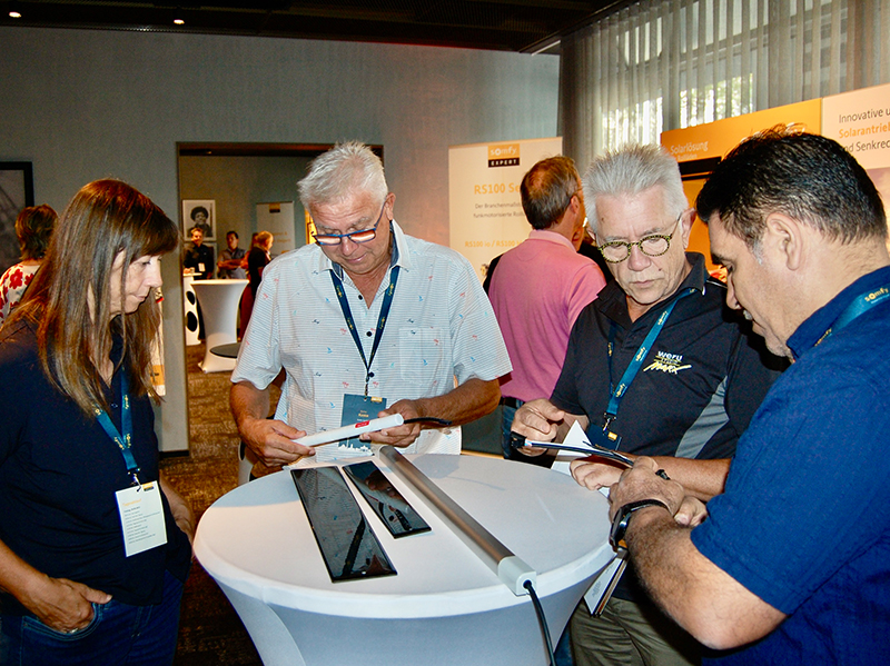 Im Ausstellungsbereich wurde der Mehrwert der Somfy-Innovationen für die tägliche Arbeit direkt greifbar. Foto: © Somfy