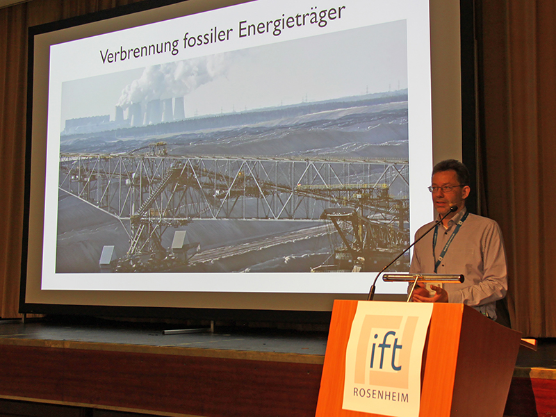 Sehr eindrücklich ging Prof. Dr. Georg Feulner (Potsdam-Institut für Klimafolgenforschung) in seinem Beitrag „Der Klimawandel“ auf eine der sicher zentralen gesellschaftlichen Herausforderungen des 21. Jahrhunderts ein. Foto: © ift Rosenheim