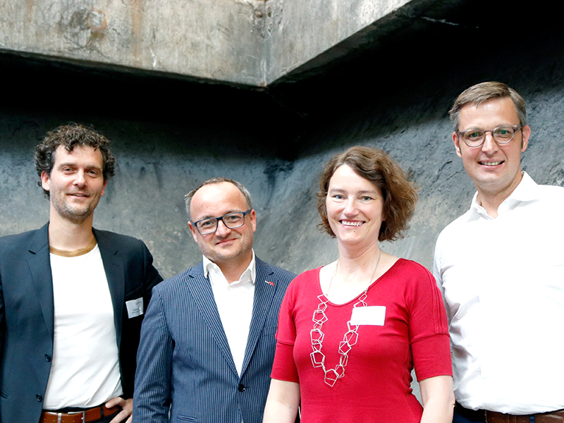 Die Referenten der achten Impulsveranstaltung von Brüninghoff: Jan Andreas Reeg (Gründer und Geschäftsführer von rundzwei Architekten BDA), Harry Gatterer (Trendforscher, Geschäftsführer des Zukunftsinstituts und Experte für „New Living“) sowie Architektin Anja Rosen (Lehrbeauftragte an der Bergischen Universität Wuppertal und DGNB-Auditorin bei der energum GmbH) mit Brüninghoff-Geschäftsführer Frank Steffens.(v.l.n.r.). Foto: © Brüninghoff