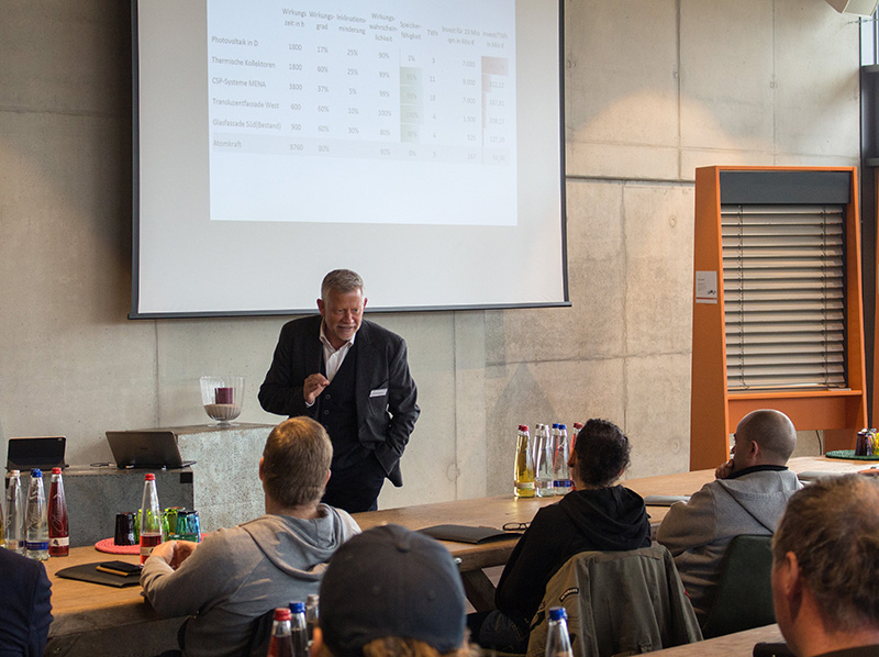 Gut verständlich und praxisnah gab Wilhelm Hachtel Einblick in die komplexen Themen Selbstorganisation und Energieeffizienz von Sonnenschutz. Foto: © Folgner