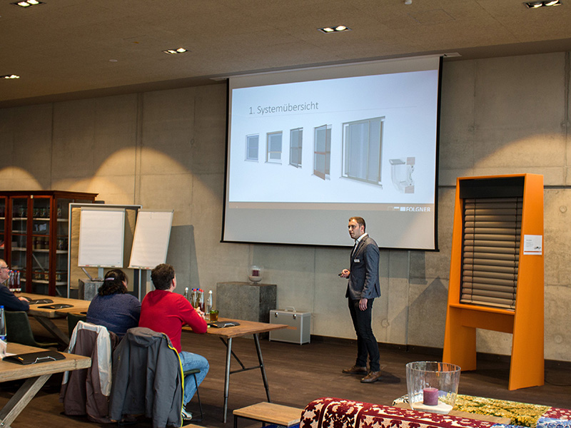 Sebastian Folgner präsentierte die Produktinnovationen. Die neuen Antriebslösungen sowie das neue Insektenschutzprogramm standen dabei im Mittelpunkt. Foto: © Folgner