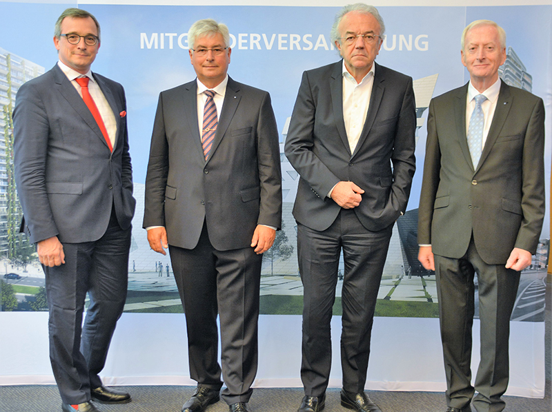 Gastgeber und Referenten der Jahrestagung 2019 der Deutschen Bauchemie (v.l.): Prof. Dr. Andreas Rödder, Norbert Schröter, Prof. Dr.-Ing. Dr.-Ing. E. h. Werner Sobek, Johann J. Köster. Foto: © Deutsche Bauchemie