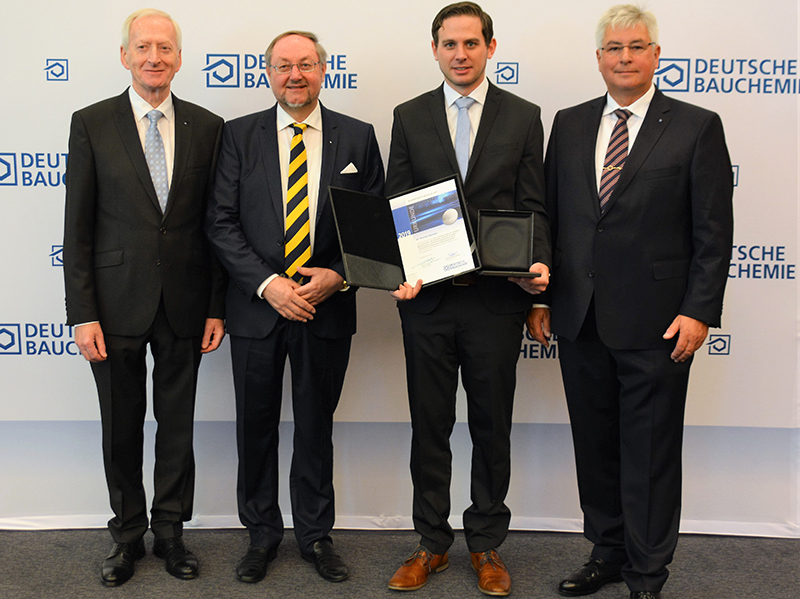 Auszeichnung Wissenschaftsmedaille (v.l.): Johann J. Köster, Prof. Dr. Johann Plank, Dr. Thomas Hurnaus, Norbert Schröter. Foto: © Deutsche Bauchemie