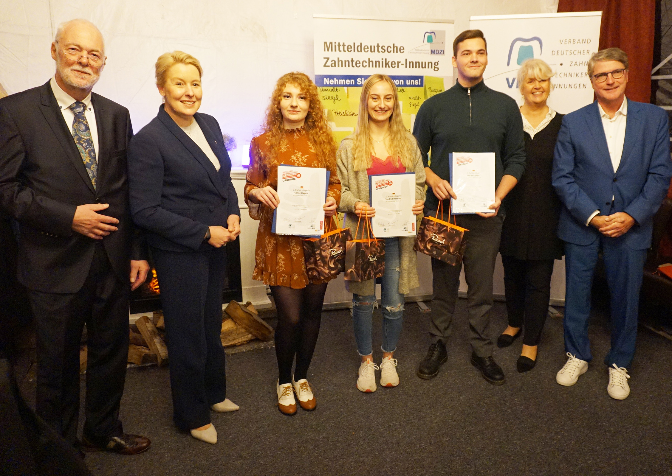 Siegerehrung bei der Deutschen Meisterschaft der Zahntechniker (v.l.n.r.): Heinrich Wenzel (VDZI-Präsidium), Franziska Giffey (Berliner Wirtschaftssenatorin), Celine Dagott (2. Bundessiegerin), Sandra Binsteiner (1. Bundessiegerin), Jan Herrmann (Dritter Bundessieger), Dörte Thie (Obermeisterin), Dominik Kruchen (VDZI-Präsident) Foto: © VDZI