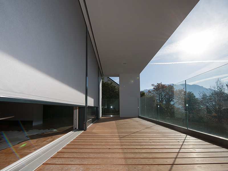 Der innovative Zip-Screen verbindet Ästhetik und Funktionalität, setzt moderne Akzente an der Fassade und eignet sich insbesondere für große Abmessungen. Foto: © Valetta