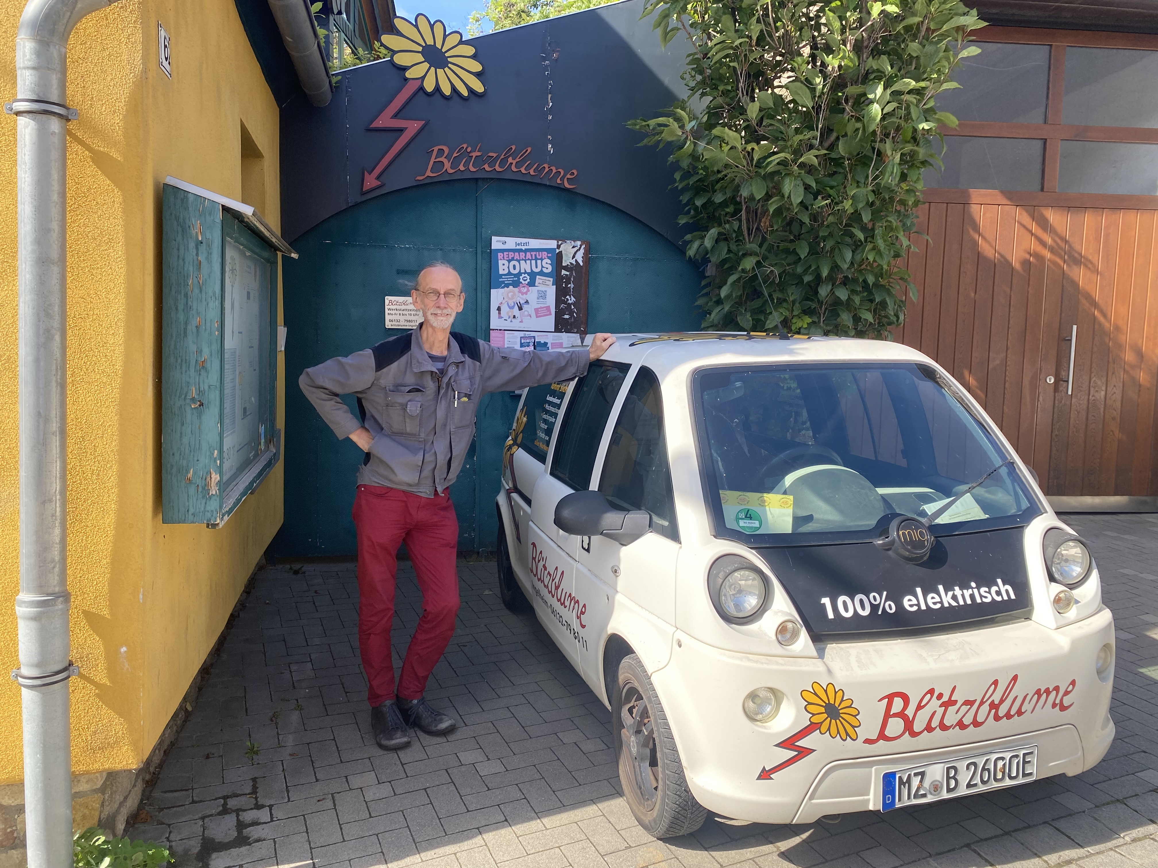 Der Blitz steht für Elektrik, die Blume für Ökologie: Heinrich Jung ist natürlich auch elektrisch unterwegs zu seiner Kundschaft. Foto: © Handwerkskammer Rheinhessen