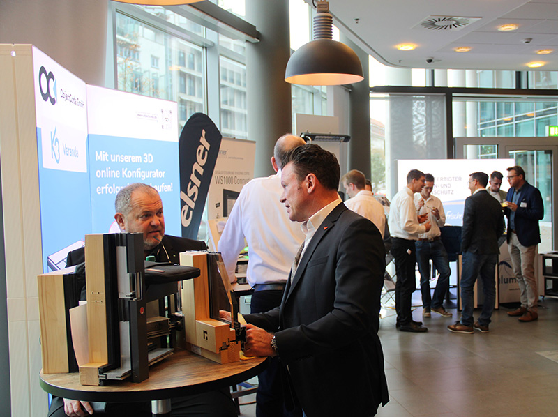 Die Wintergartentage 2023 wurden auch dieses Mal wieder von einer Foyer-Ausstellung begleitet, auf der für die Branche relevante Dienstleistungen und Produkte präsentiert wurden. Foto: © Bundesverband Wintergarten e.V.