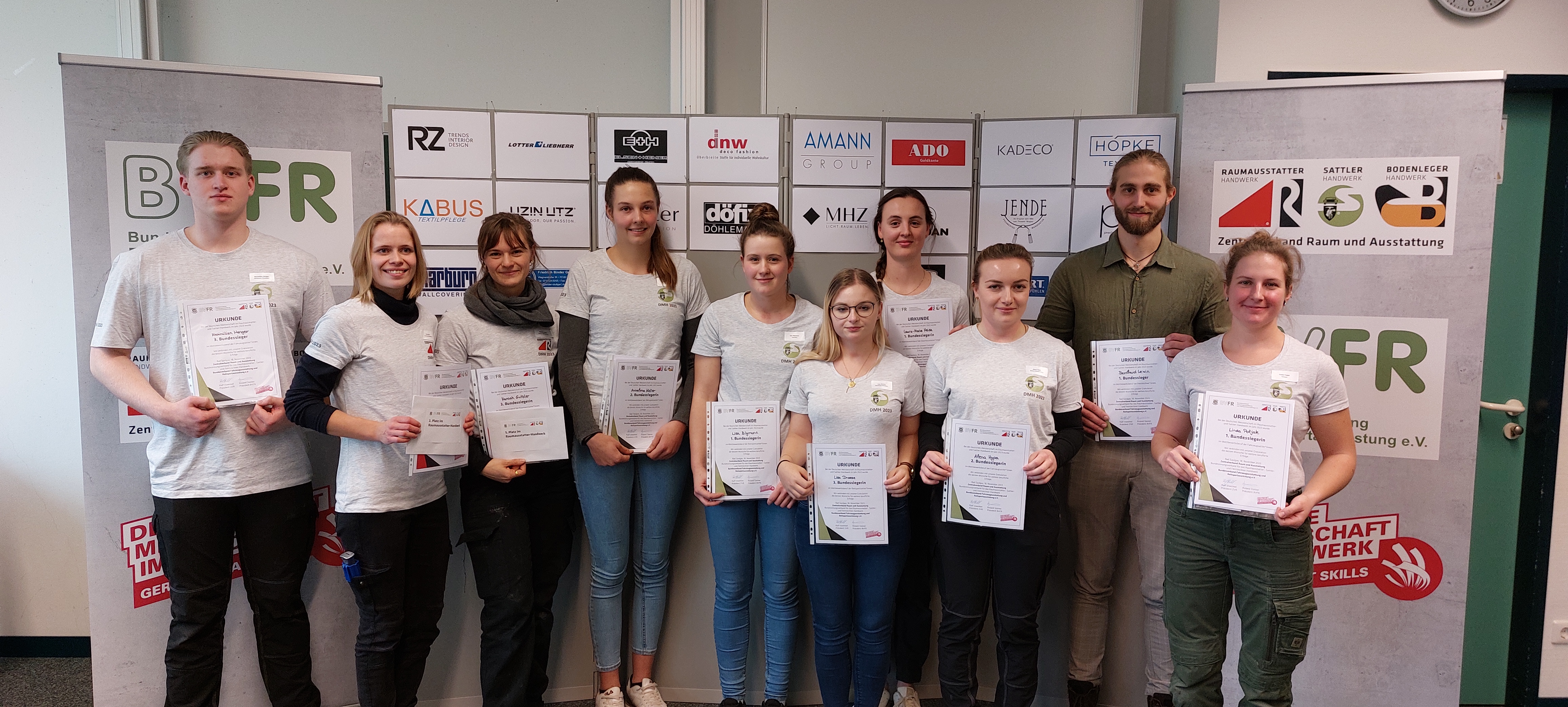 Die Bundesssieger im Raumausstatter- und Sattlerhandwerk 2023 (von links nach rechts): Maximilian Menger, Kelly Stark, Hannah Gutzler, Annalena Keller, Lisa Bilgmann, Lisa Droese, Laura-Marie Heide, Alena Hypa, Bernhard Lewin und Linda Poljak. Es fehlt: Leann Marie Holzer Foto: © ZVR