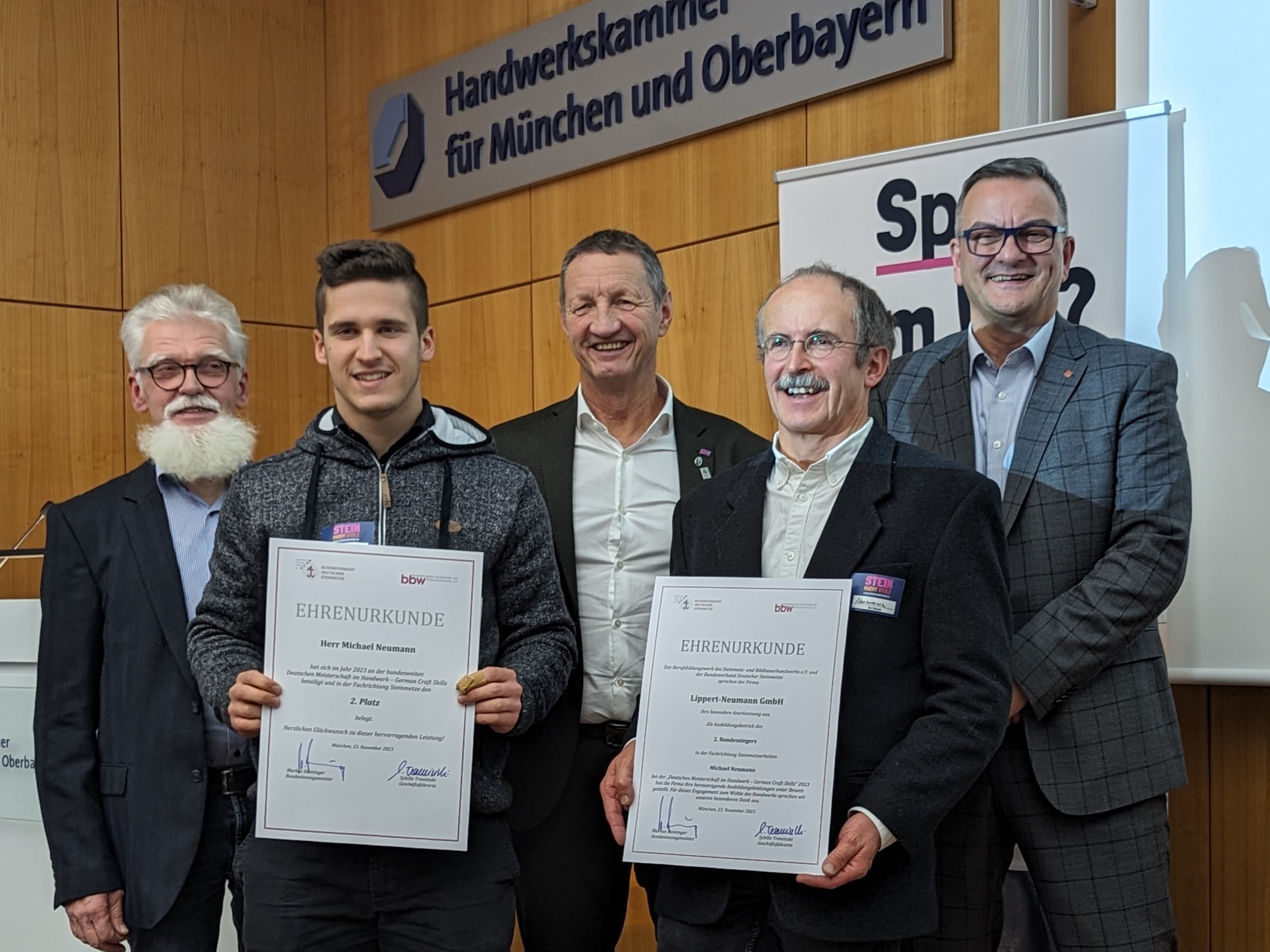 Doppelt erfolgreich: Michael Neumann (2.v.l.) wurde Zweiter bei der Deutschen Meisterschaft der Steinmetze und gewann den Gestaltungswettbewerb Die gute Form. Foto: © Berufsbildungswerk des Steinmetz- und Bildhauerhandwerks