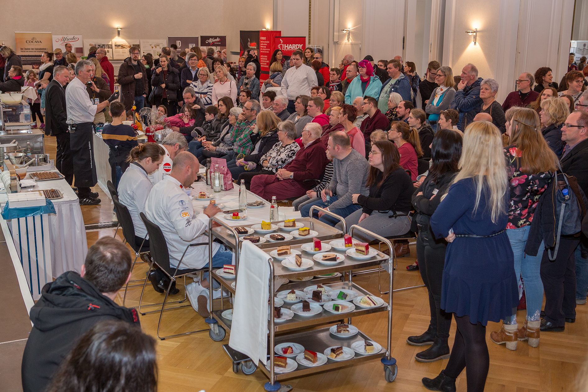 Sie haben die Qual der Wahl: Die Experten-Jury verköstigt die leckeren Kunstwerke. Foto: © Klaus Herzmann