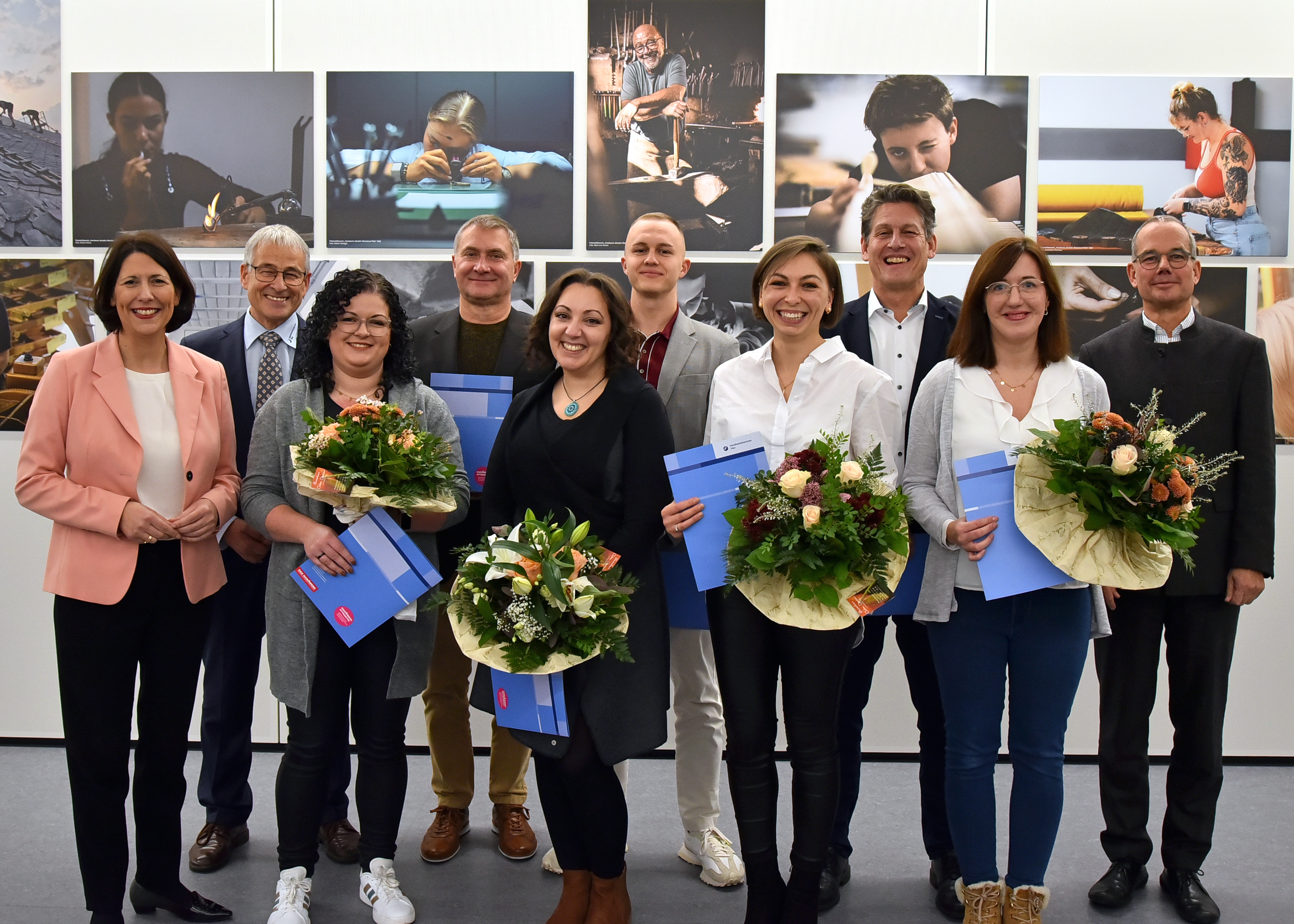 Wirtschaftsministerin Daniela Schmitt (l.) und der Trierer Handwerkskammer-Präsident Rudi Müller (2. v. l.) haben die Preise an die Fotografinnen und Fotografen in der Handwerkskammer Trier überreicht. Ebenfalls mit dabei. Michael Jordan, Obermeister der Fotografeninnung Mittelrhein (r.) Foto: © Wolfgang Claus FOTOSTUDIO64