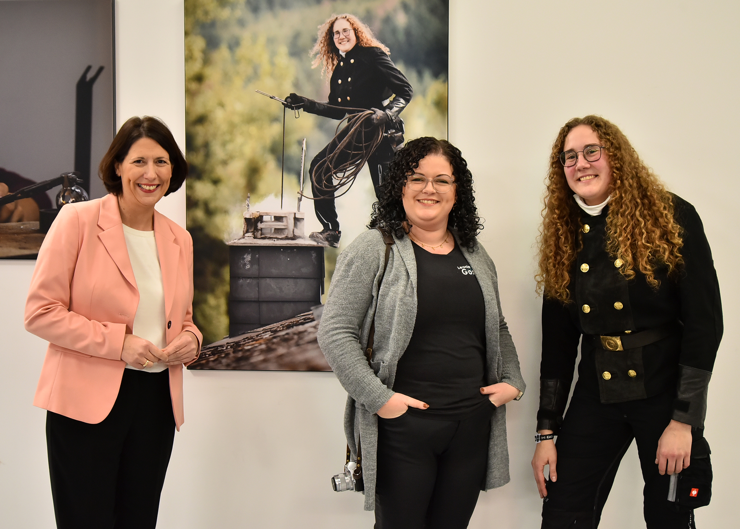 Ministerin Daniela Schmitt (l.) mit Leonie Gossler aus Cochem und ihrem Model. Titel des Fotos: Zwischen Ruß und Rauch Foto: © Wolfgang Claus FOTOSTUDIO64