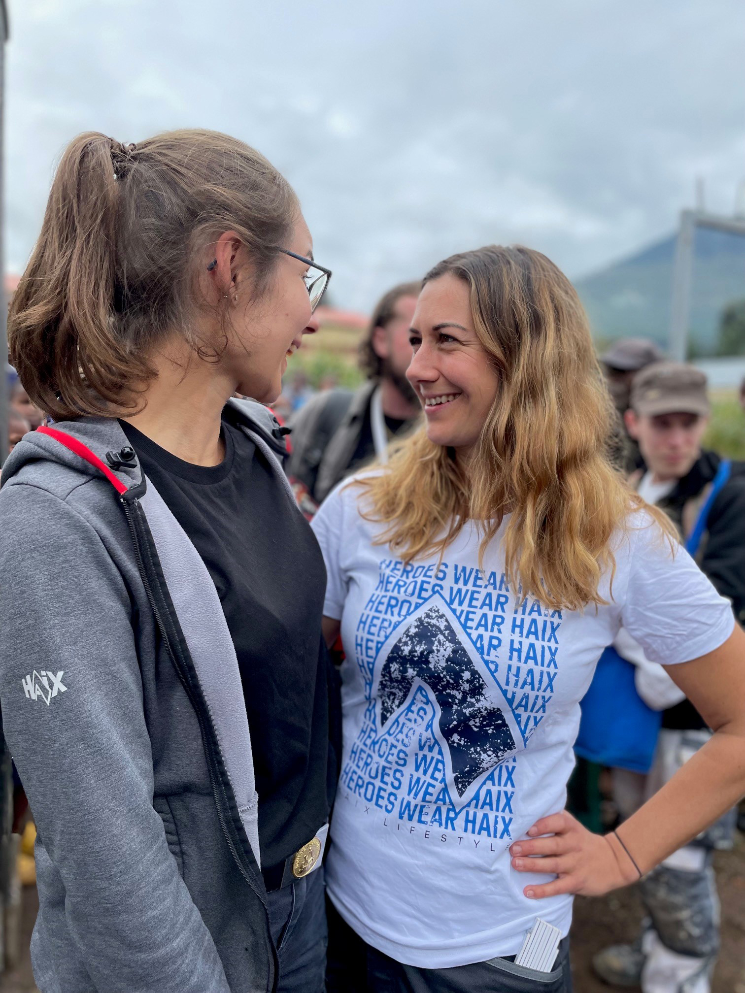 Zwei Macherinnen für die gute Sache: Tischlermeisterin Jule Rombey, Miss Handwerk 2020, und Kirchenmalermeisterin Maren Kogge, Miss Handwerk 2023. 