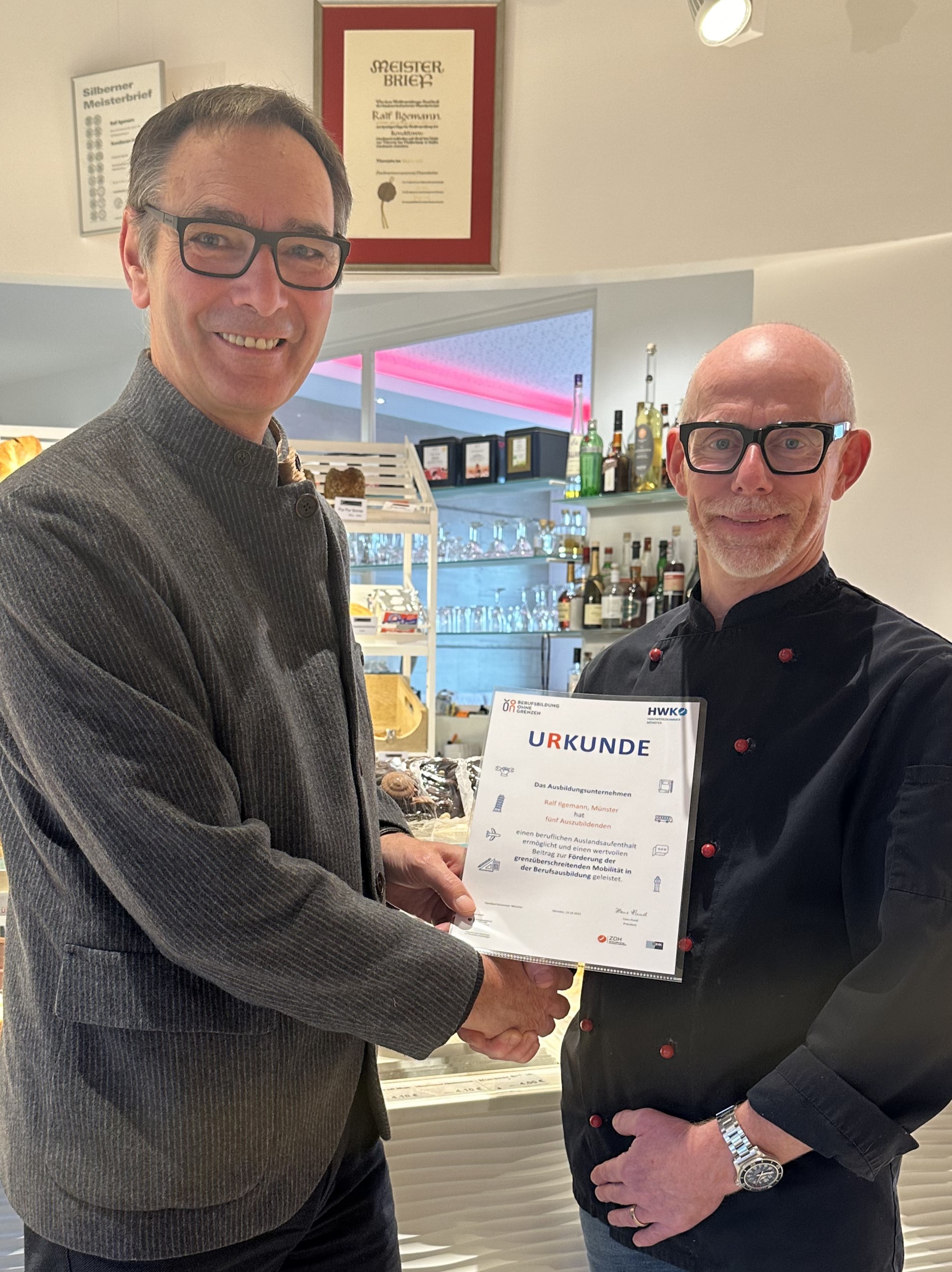 Konditormeister Ralf Ilgemann (r.) freut sich über die Auszeichnung der HWK durch Andreas Bendel Foto: © HWK Münster