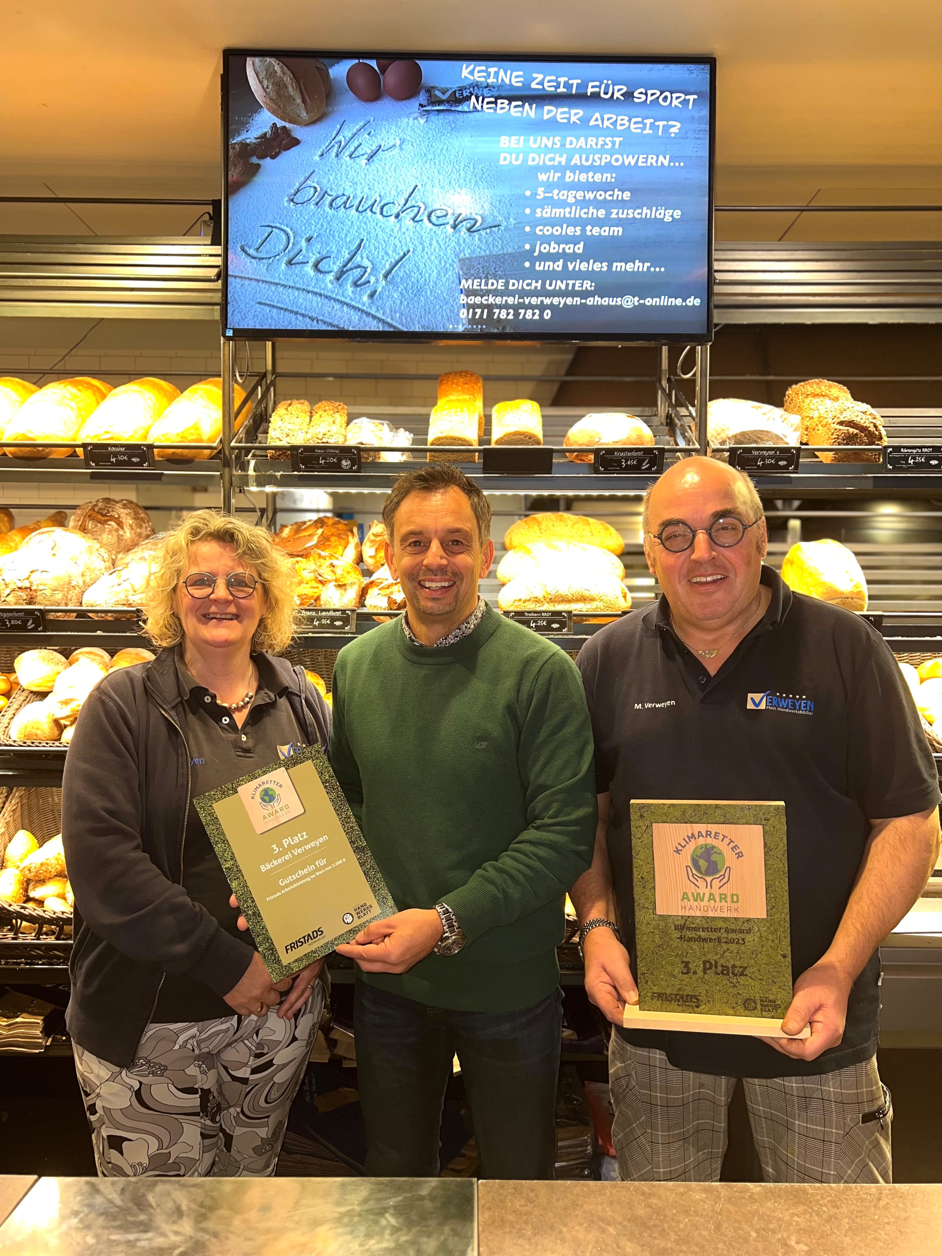 Übergabe der Urkunde und des Gewinns an Bäckerei Verweyen. Foto: © Fristads