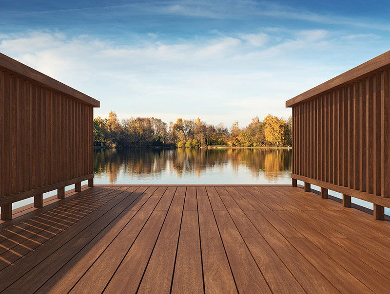 In dem warmen, gedeckten Dekor Honey Oak wirken Bodenpaneele und Geländer wie aus einem Guss. Foto: © Renolit SE