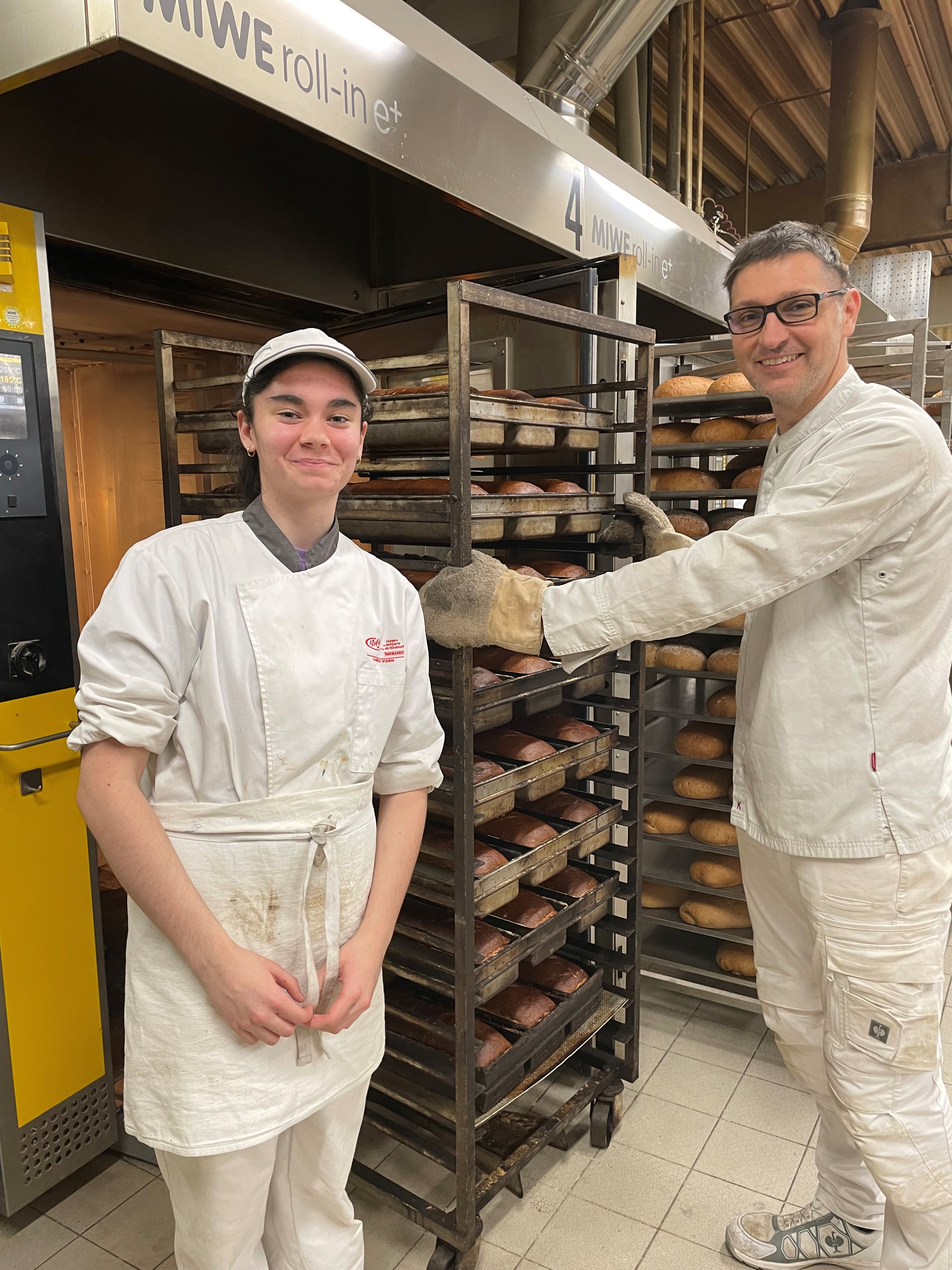 Nachwuchsbäckerin Clara aus der Normandie mit Bäckermeister Sebastian Schaefer. Foto: © HWK des Saarlandes