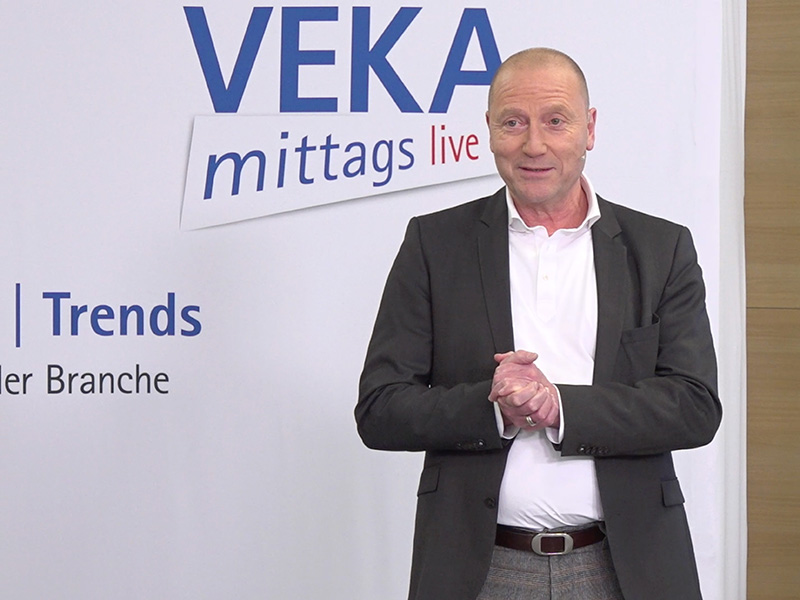 Veka-Vorstand Josef L. Beckhoff begrüßte die Gäste im Studio und im Stream zu einer Diskussionsrunde über IT-Sicherheit – ein Thema, das in vielen Unternehmen bisher noch zu wenig Beachtung findet. Foto: © Veka