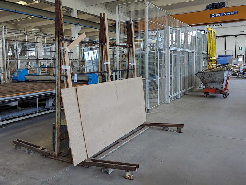 Ebenfalls zur Versteigerung stehen eine ganze Reihe von Glasständern und weitere technische Ausrüstung für die Glasbearbeitung. Foto: © Surplex