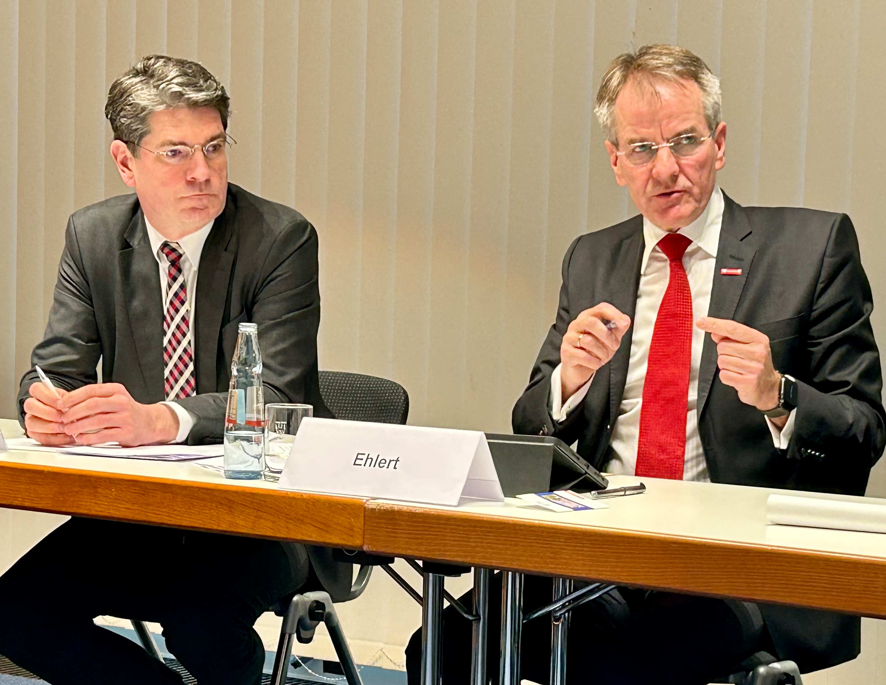 Hans Jörg Hennecke, Hauptgeschäftsführer vorn Handwerk.NRW (l.), und Andreas Ehlert Foto: © Kirsten Freund / DHB