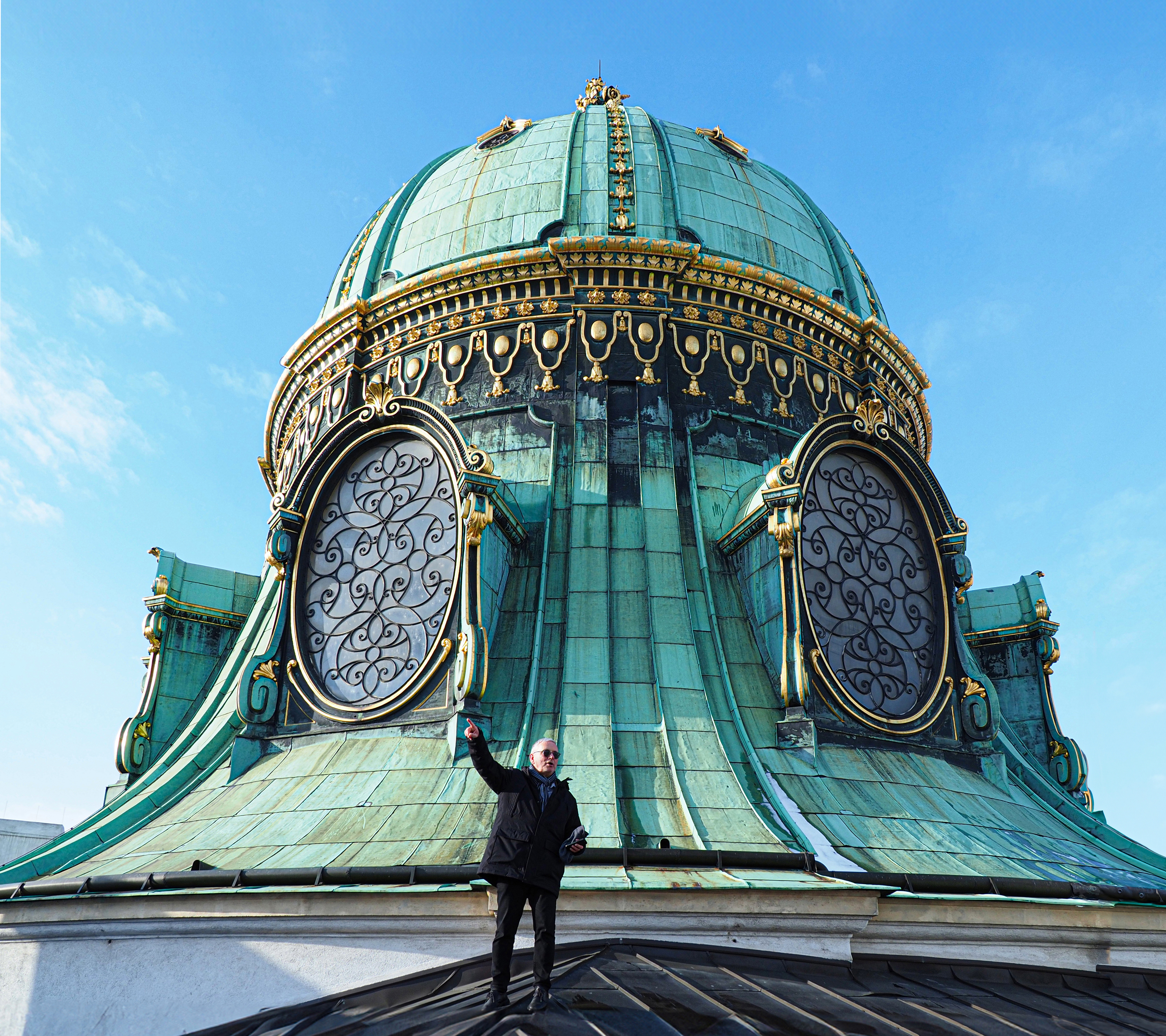 Auf dem Dach der Michaelerkuppel mit Roland Lehner, ehemaliger Leiter des Bereiches Baumanagement II der Burghauptmannschaft Foto: © HWK Pfalz / Wickerath