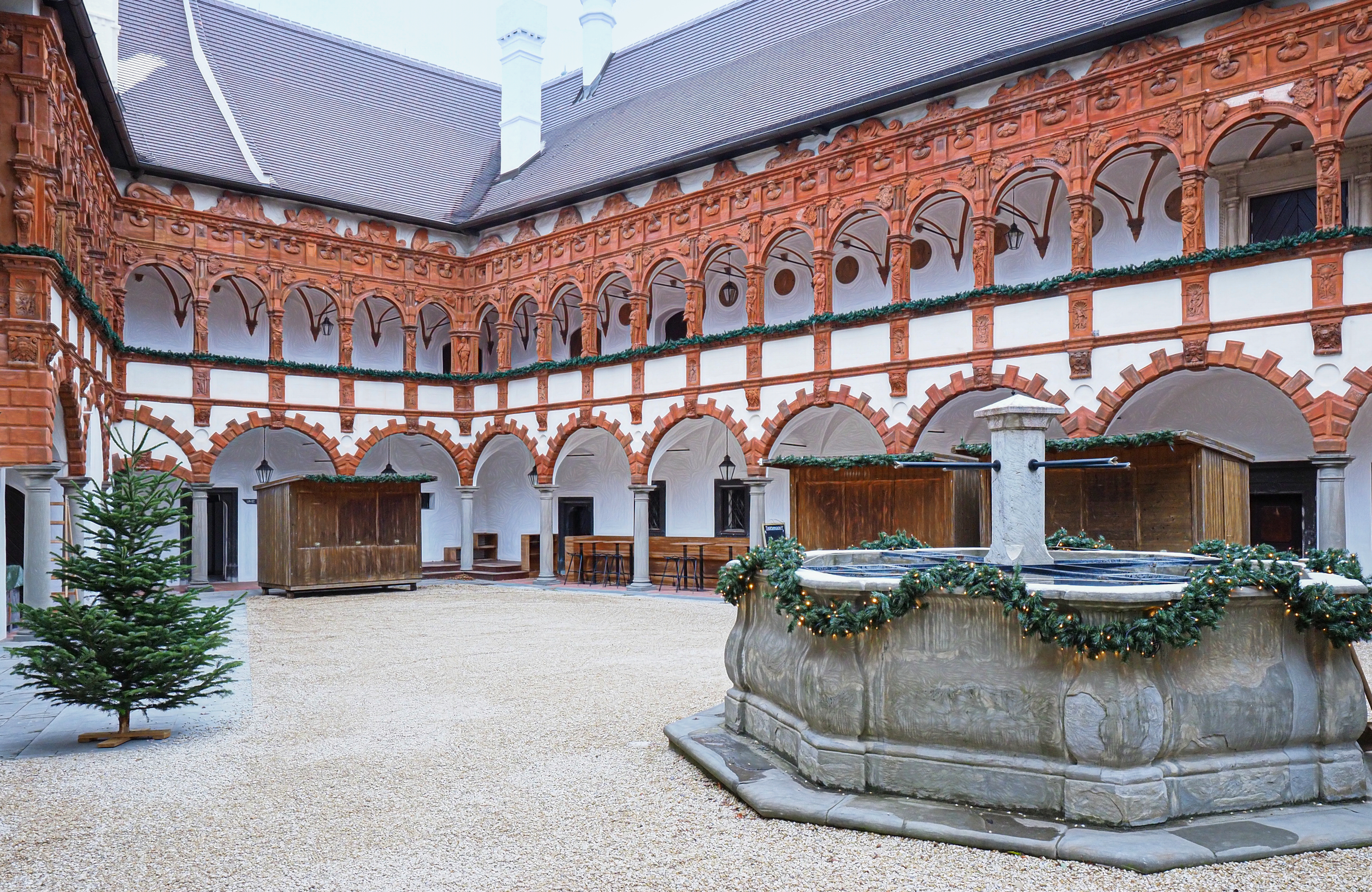 Terrakottaverzierungen im Innenhof der Schallaburg Foto: © HWK Pfalz / Wickerath