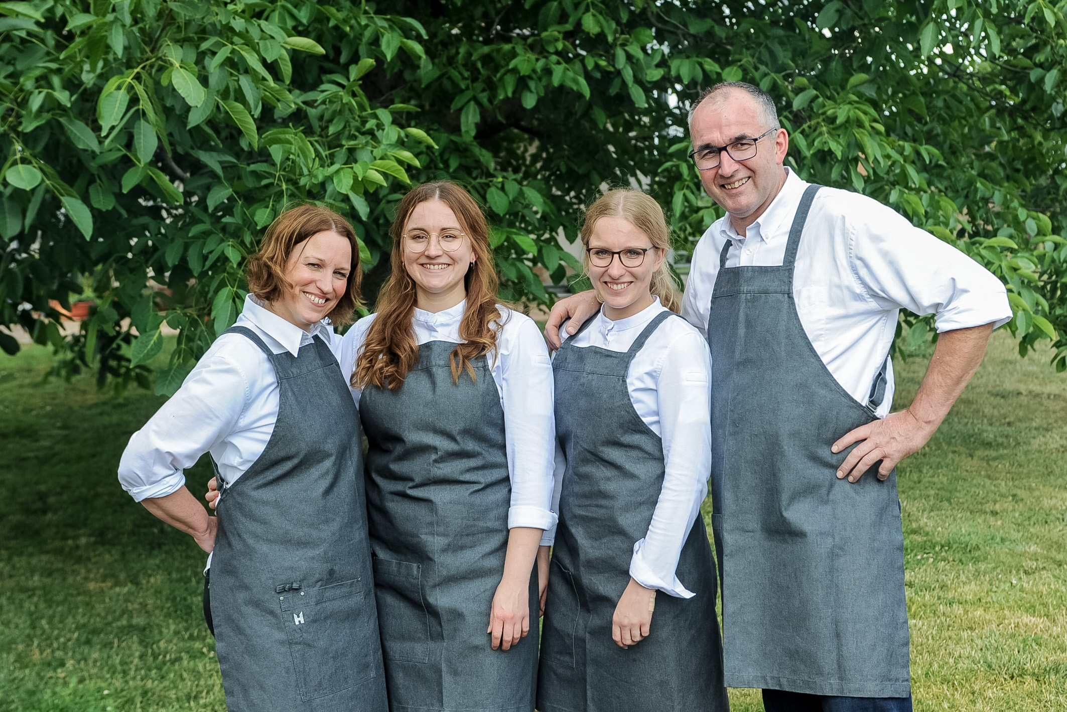 Sabine, Lena, Julia und der verstorbene Familienvater Guido Schmitz (v.l.) Foto: © Landfleischerei Schmitz 