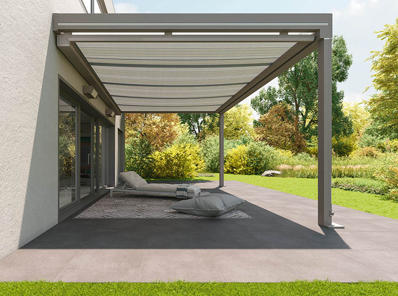 Universell einsetzbar, lässt sie sich unter fast jedes Terrassen- oder Wintergartendach mit rechteckigen Profilen montieren. Foto: © Weinor