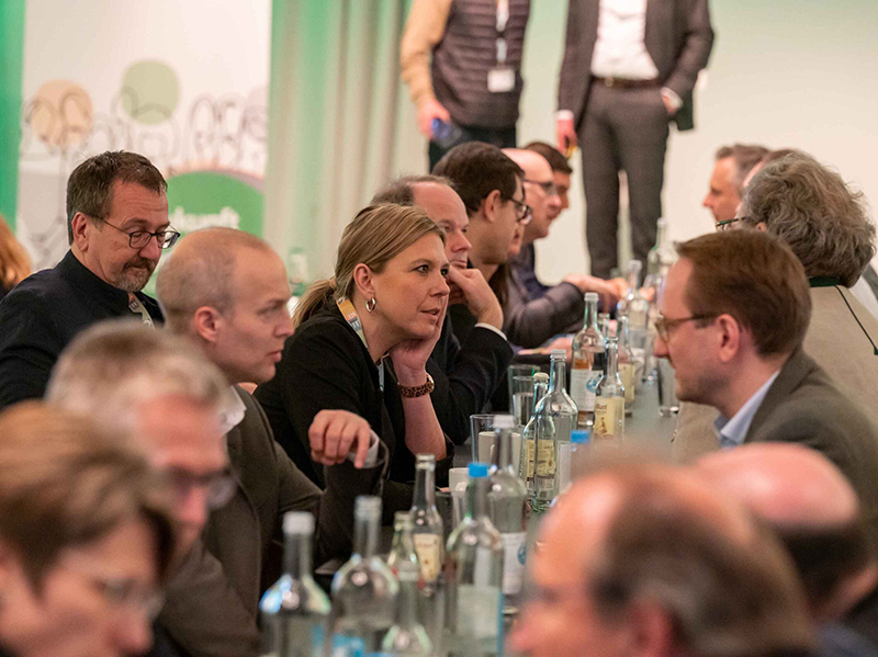 Neben dem hochkarätigen Fachprogramm bietet der BF-Glaskongress eine gute Gelegenheit, sich mit Kolleginnen und Kollegen aus der Branche auszutauschen. Foto: © Joachim Rieger