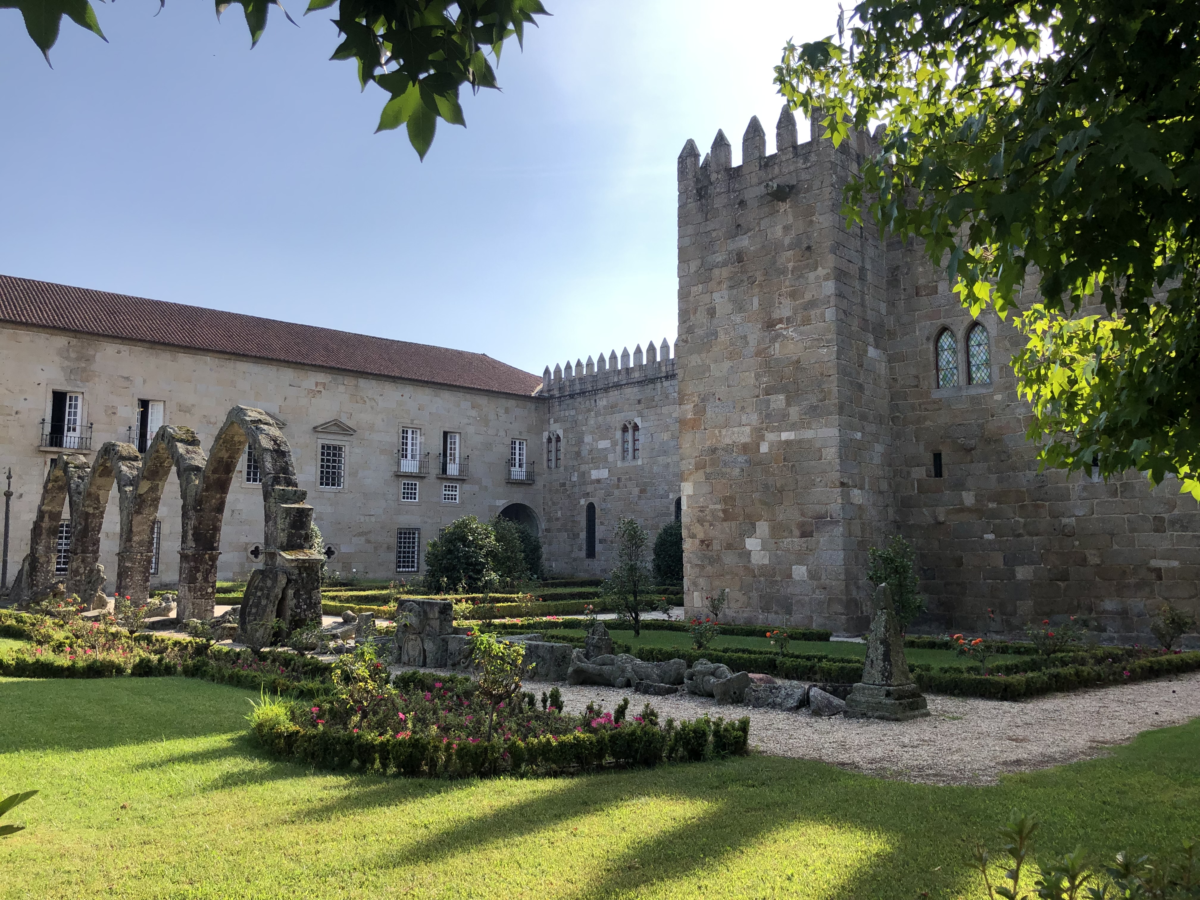 Bei einer Stadtbesichtigung führt der Weg an vielen historischen Kirchen vorbei. Daher trägt Braga auch den Beinamen Rom Portugals. Foto: © DHB